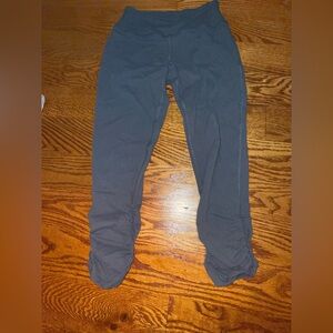 Beyond Yoga Charcoal women’s 3/4 length ruched leggings XS